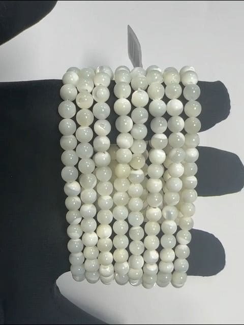 White mother-of-pearl bracelet with 6mm beads